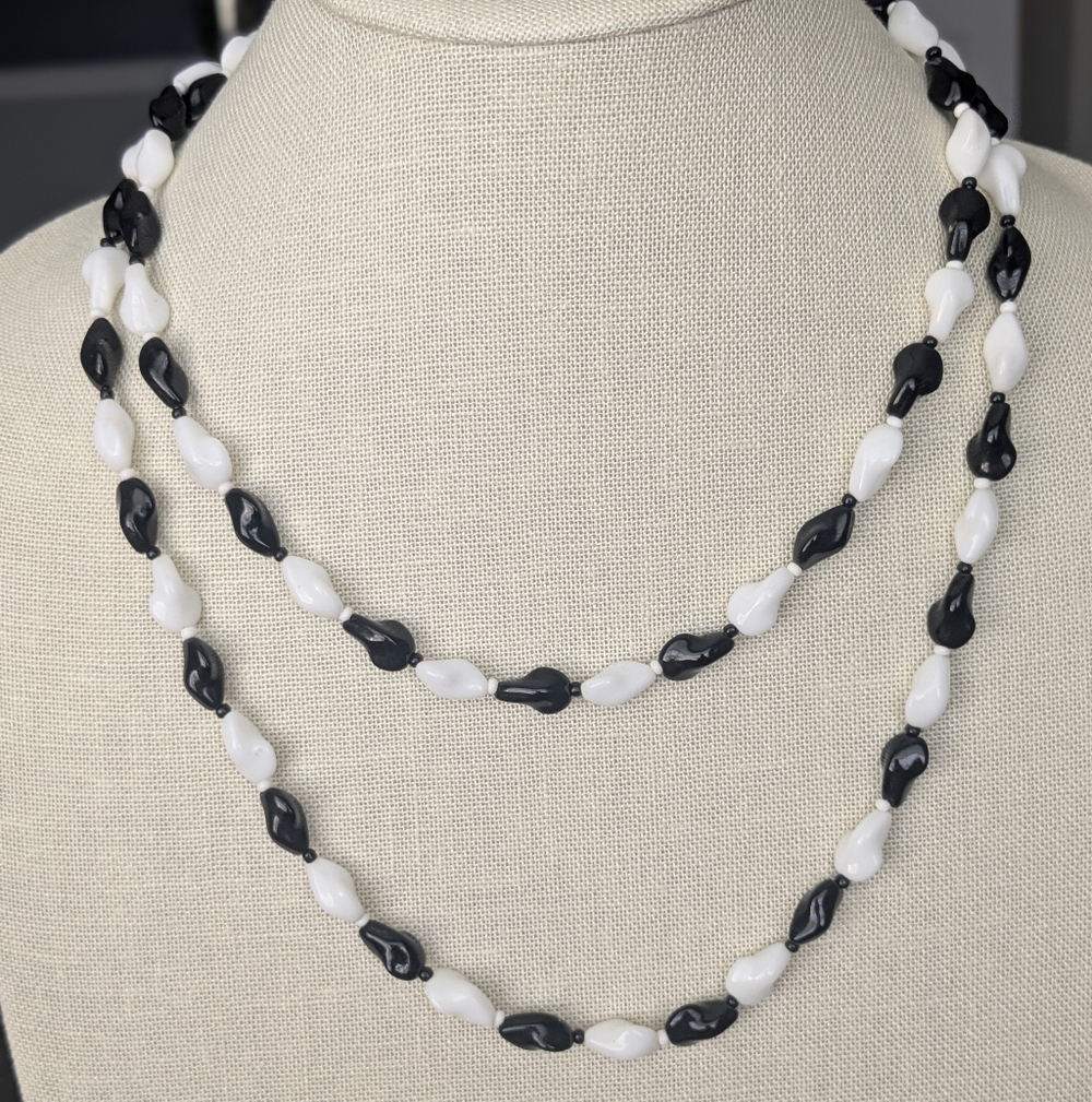 Vintage Czech-style pressed glass bead necklace  Era: 1940s–1960s